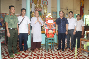 LÃNH ĐẠO PHƯỜNG XUÂN LỘC THĂM CHÚC MỪNG ĐẠI LỄ PHẬT ĐẢN TẠI CÁC NGÔI CHÙA HANG THUỘC NÚI CHỨA CHAN