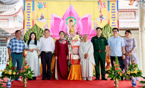 Phó Bí thư Thường trực Đảng ủy Ngô Thị An thăm, tặng quà các cơ sở thờ tự Phật giáo dịp Lễ Phật đản