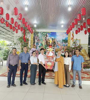 Phó Chủ tịch UBND phường Xuân Lộc Thân Anh Thiết thăm, chúc mừng các cơ sở Phật giáo nhân dịp Đại lễ Phật đản