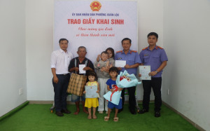 Phường Xuân Lộc trao giấy khai sinh cho 2 chị em mồ côi