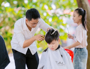 Cắt tóc từ thiện cho người dân có hoàn cảnh khó khăn