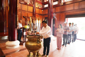 Đồng chí Phó Chủ tịch UBND thành phố Đồng Nai dâng hương viếng Đền thờ Liệt sĩ Xuân Lộc.