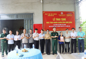 Lễ bàn giao Nhà “Tình nghĩa Quân - Dân” cho gia đình bà Nông Thị Xanh