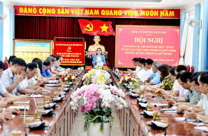 Đồng chí Ngô Thị An, Phó Bí thư Thường trực Đảng ủy phường Xuân Lộc chủ trì Hội nghị giao ban với các chi, đảng bộ trực thuộc Đảng bộ phường