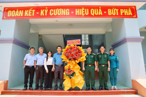 Ban Chỉ huy Quân sự phường Xuân Lộc tặng hoa chúc mừng nhân kỷ niệm 101 năm Ngày Báo chí Cách mạng Việt Nam