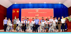 Trao tặng 10 xe đạp cho học sinh dân tộc thiểu số có hoàn cảnh khó khăn