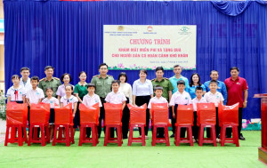 Ủy ban MTTQ Việt Nam phường Xuân Lộc phối hợp tổ chức chương trình khám mắt miễn phí, tặng quà cho người dân có hoàn cảnh khó khăn