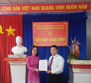 Chi bộ Ngân hàng Chính sách xã hội Xuân Lộc kết nạp đảng viên mới