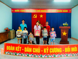 Khu phố Suối Cát: Trao tặng 15 “Chiếc cặp đến trường” hưởng ứng Tháng hành động vì trẻ em năm 2026