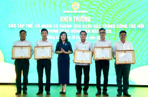 Hội Nông dân phường Xuân Lộc nhận Bằng khen của Ban Chấp hành Trung ương Hội Nông dân Việt Nam