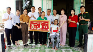 Phường Xuân Lộc tặng quà cho 7 cụ tròn 100 tuổi