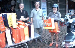 Lan tỏa yêu thương – Trao tặng 300 suất quà đến các hộ gia đình có hoàn cảnh khó khăn