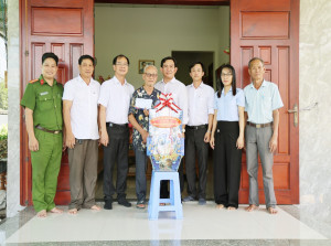 Chủ tịch UBND phường Xuân Lộc thăm, tặng quà gia đình chính sách