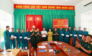 Đảng ủy phường Xuân Lộc trao tặng thẻ bảo hiểm y tế cho các đồng chí Khu đội trưởng