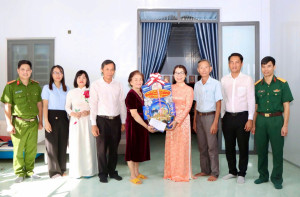 Phó Bí thư Thường trực Đảng uỷ phường Ngô Thị An thăm, tặng quà người có công với cách mạng nhân dịp 27/7
