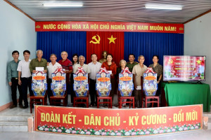 Thăm, tặng quà người có công với cách mạng, gia đình chính sách trên địa bàn phường
