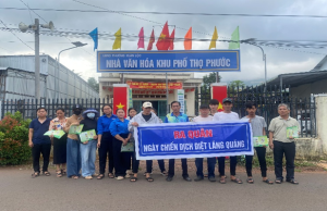 Trạm y tế phường Xuân Lộc phối hợp ban nhân dân khu phố Thọ Phước tuyên truyền phòng, chống sốt xuất huyết và bệnh do vi rút Zika