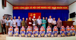 Chủ tịch Ủy ban MTTQ Việt Nam phường Nguyễn Thị Thủy thăm, tặng quà gia đình chính sách nhân dịp 27-7