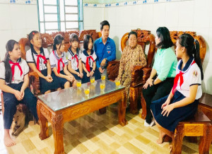 Các trường học trên địa bàn phường Xuân Lộc thăm, tặng quà gia đình chính sách nhân Ngày Thương binh - Liệt sĩ