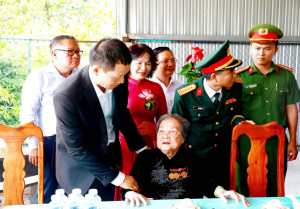Đồng chí Vũ Hồng Văn, Ủy viên Ban Chấp hành Trung ương Đảng, Bí thư Thành ủy, Trưởng Đoàn đại biểu Quốc hội thành phố Đồng Nai cùng đoàn công tác viếng đền thờ Liệt sĩ Xuân Lộc và thăm tặng quà Mẹ Việt Nam anh hùng