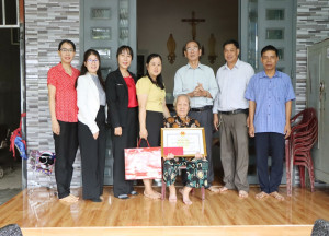 Phường Xuân Lộc thăm, tặng quà, mừng thọ 85 cụ tròn 90 tuổi