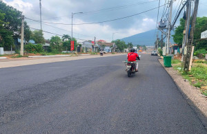 Người dân vui mừng vì một phần tuyến đường Trần Phú được thảm nhựa