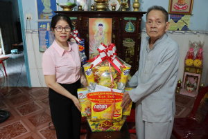 Chi bộ Trung tâm Dịch vụ tổng hợp và Bảo tồn thiên nhiên núi Chứa Chan thăm, tặng quà gia đình chính sách nhân kỷ niệm 79 năm Ngày Thương binh - Liệt sĩ