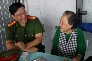 Thượng tá Phan Tiến Cường thăm, tặng quà Mẹ Việt Nam Anh hùng Trần Thị Kim Vệ