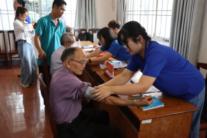 Đoàn viên thanh niên phường Xuân Lộc ra quân hỗ trợ thăm khám, tư vấn sức khỏe và tri ân người có công với cách mạng