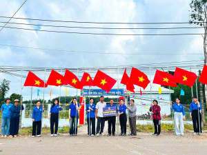 Đoàn phường Xuân Lộc thực hiện công trình thanh niên “Tuyến đường cờ Tổ quốc” chào mừng Quốc khánh 2/9