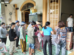 Khu phố Suối Cát trao tặng 160 phần quà cho các hoàn cảnh khó khăn