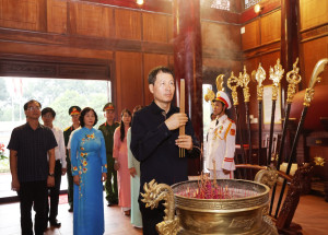 Bí thư Thành ủy Vũ Hồng Văn dâng hương tại Đền thờ Liệt sĩ...