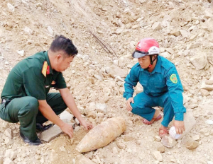 Kịp thời phát hiện, khoanh vùng vật thể nghi là bom tại công...