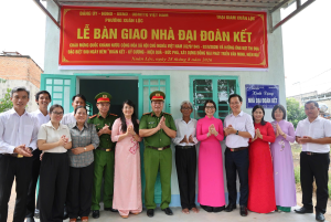 Phường Xuân Lộc trao tặng “Nhà Đại đoàn kết” cho hộ gia đình...