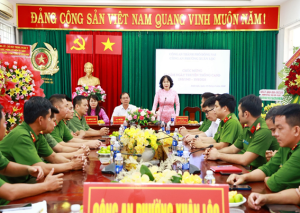 Lãnh đạo phường Xuân Lộc thăm, chúc mừng Công an phường