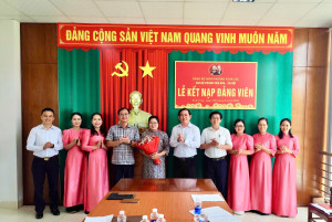Chi bộ Phòng Văn hóa - Xã hội phường Xuân Lộc kết nạp đảng...