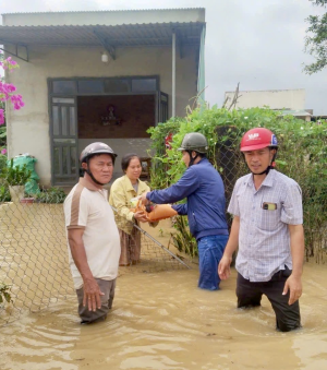 Khu phố Suối Cát thăm, tặng quà các hộ dân bị ảnh hưởng do...