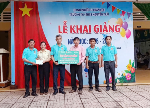 Hội Nông dân phường Xuân Lộc trao 40 suất học bổng cho học...