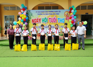 Trao 40 phần quà Trung thu đến học sinh có hoàn cảnh khó khăn