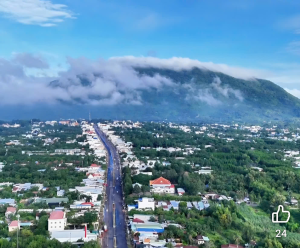 Núi Chứa Chan phủ mây đẹp như tranh.