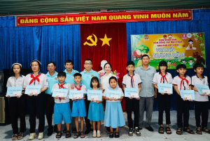 Hội Nông dân phường Xuân Lộc trao học bổng “Tiếp sức đến trường” cho học sinh có hoàn cảnh khó khăn