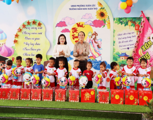 Ấm áp Trung thu với học sinh dân tộc Chơ Ro ở Xuân Lộc