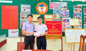 Trao quà động viên học sinh tham gia đội tuyển học sinh giỏi Quốc gia