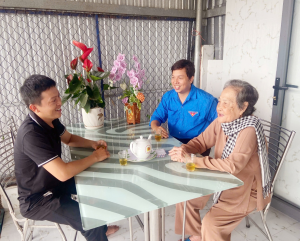 Cửa hàng Vi Tính Ông Đồn thăm, tặng quà Mẹ Việt Nam Anh hùng