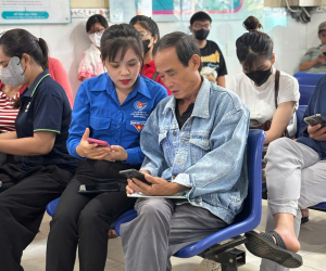Tuổi trẻ phường Xuân Lộc tích cực hỗ trợ người dân tích hợp,...