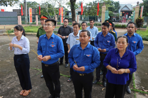 Thành đoàn Đồng Nai dâng hương tưởng niệm các anh hùng liệt sĩ tại Đền thờ liệt sĩ Xuân Thọ