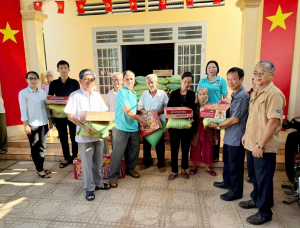 Khu phố Gia Ray 1 tặng 30 phần quà cho các hộ có hoàn cảnh khó khăn