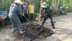 CHUNG TAY SỬA CHỮA ĐƯỜNG GIAO THÔNG, XÂY DỰNG KHU DÂN CƯ AN TOÀN, SẠCH ĐẸP