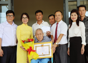 Xuân Lộc trao tặng Huy hiệu 60 năm tuổi Đảng cho 2 đảng viên