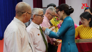 Trao Huy hiệu Đảng